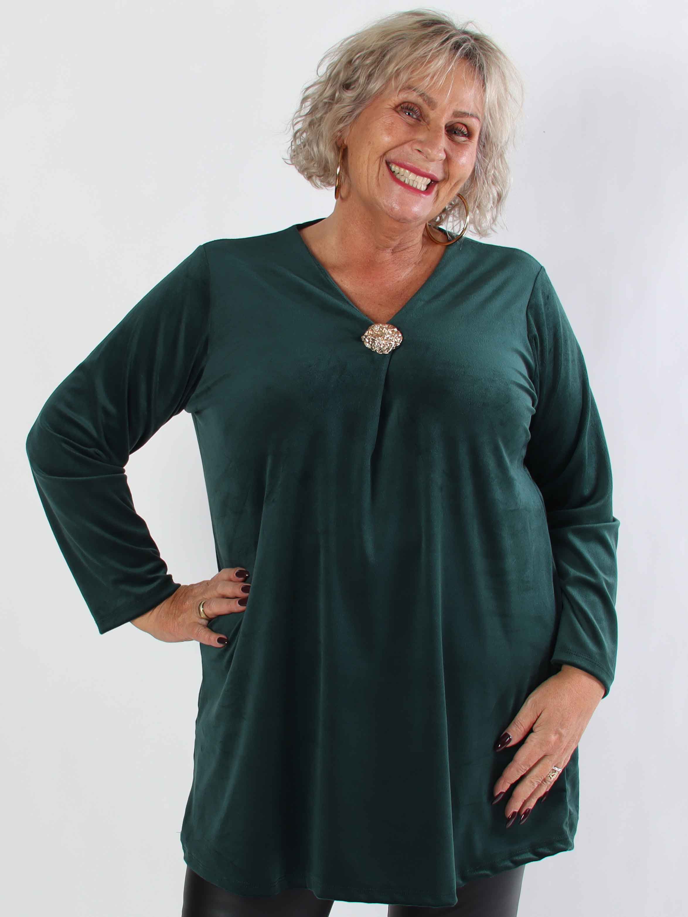 Ylva - Mjuk plus size tunikaklänning i velour med guldfärgad brosch